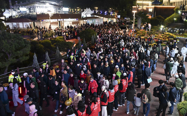 전국에서 몰린 관람객들은 야간까지 행사장에 머문다.