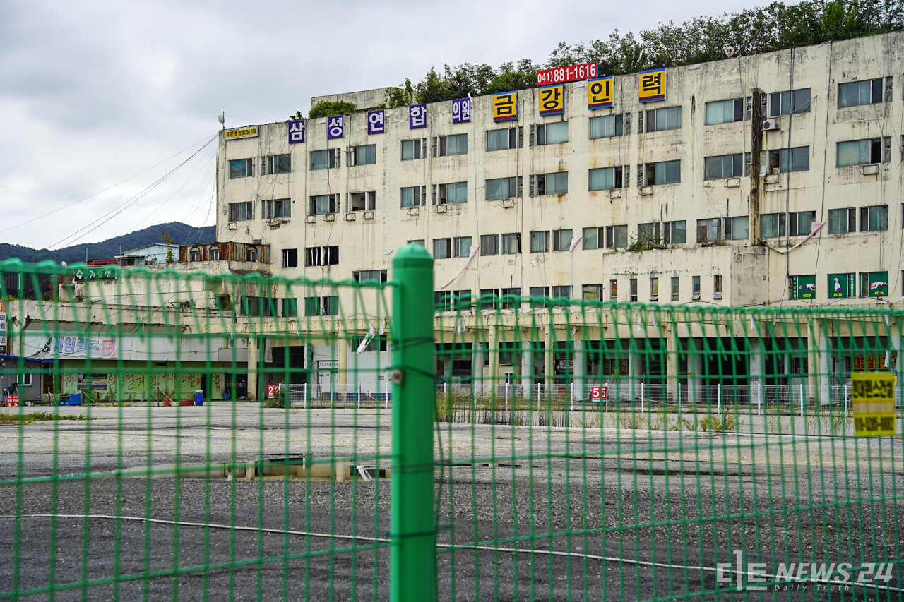 오랫동안 흉물로 방치되고 있는 공주시 신관동 옛 시외버스터미널 부지. 정은진 기자