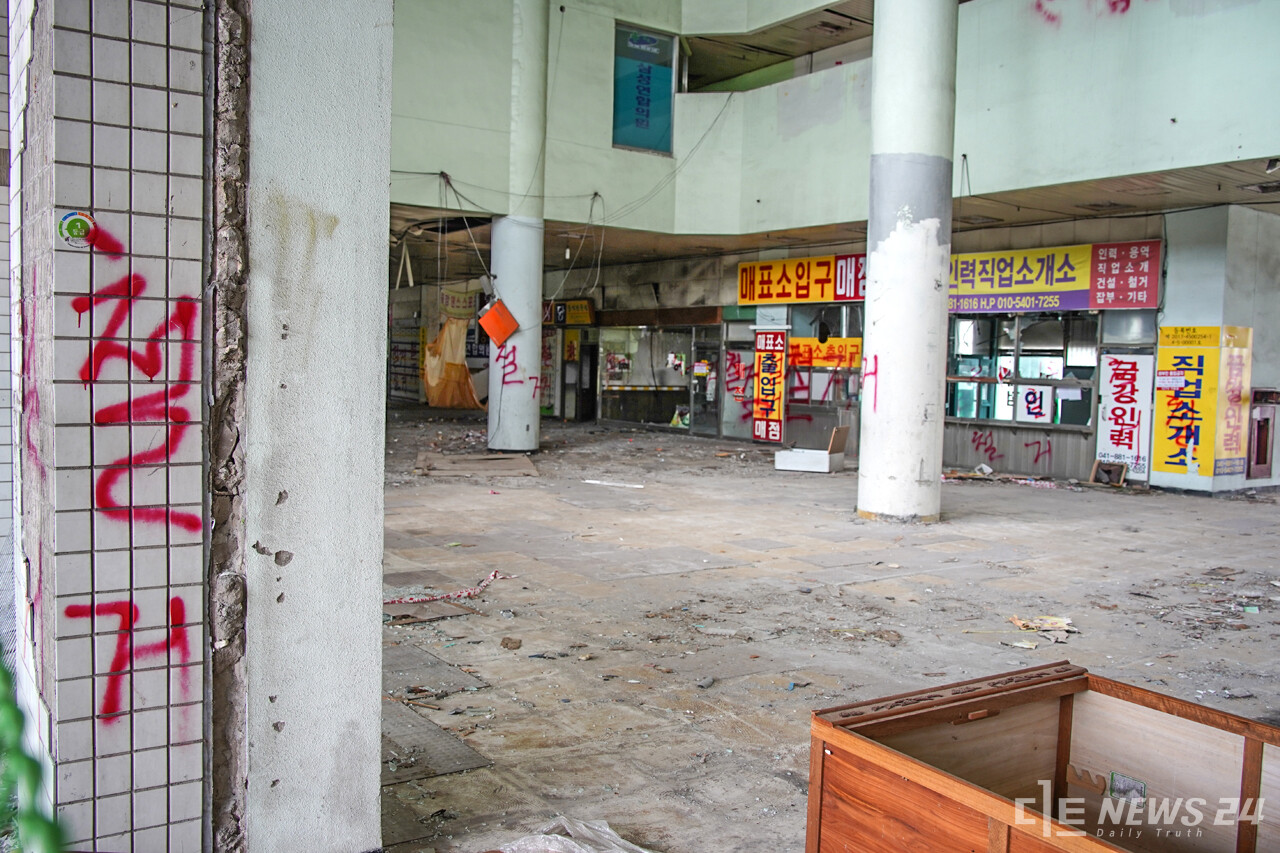 오랫동안 흉물로 방치되고 있는 공주시 신관동 옛 시외버스터미널. 내부에는 '철거'라는 단어가 빨간색으로 도배되어 있다. 정은진 기자