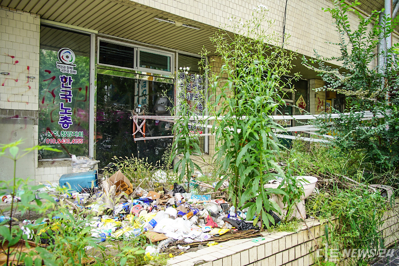 신관동 육교에서 바라본 오랫동안 흉물로 방치되고 있는 공주시  옛 시외버스터미널 부지에 각종 쓰레기들이 투척되어 있다. 정은진 기자