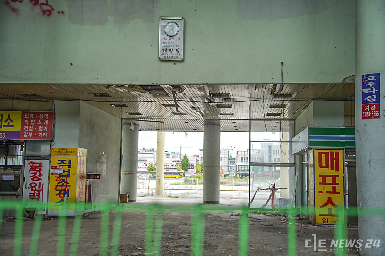 오랫동안 흉물로 방치되고 있는 공주시 신관동 옛 시외버스터미널. 내부에 시간이 멈춰버린 시계가 벽에 걸려있다. 정은진 기자