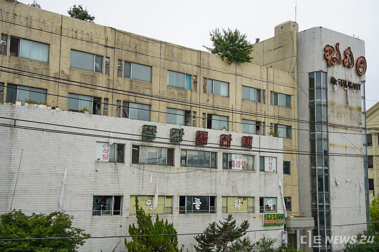 신관동 육교에서 바라본 오랫동안 흉물로 방치되고 있는 공주시  옛 시외버스터미널 부지. 운영 시기를 알 수 없는 '금강 콜라텍'이란 글씨가 바랜 채 새겨져있다. 정은진 기자