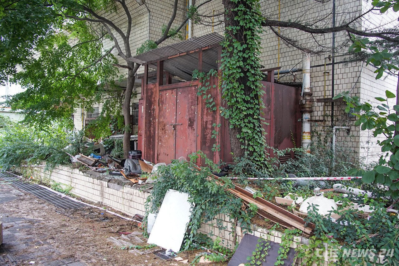 공주시 신관동 옛 시외버스터미널 부지는 각종 폐자재와 쓰레기로 방치돼 있다. 정은진 기자