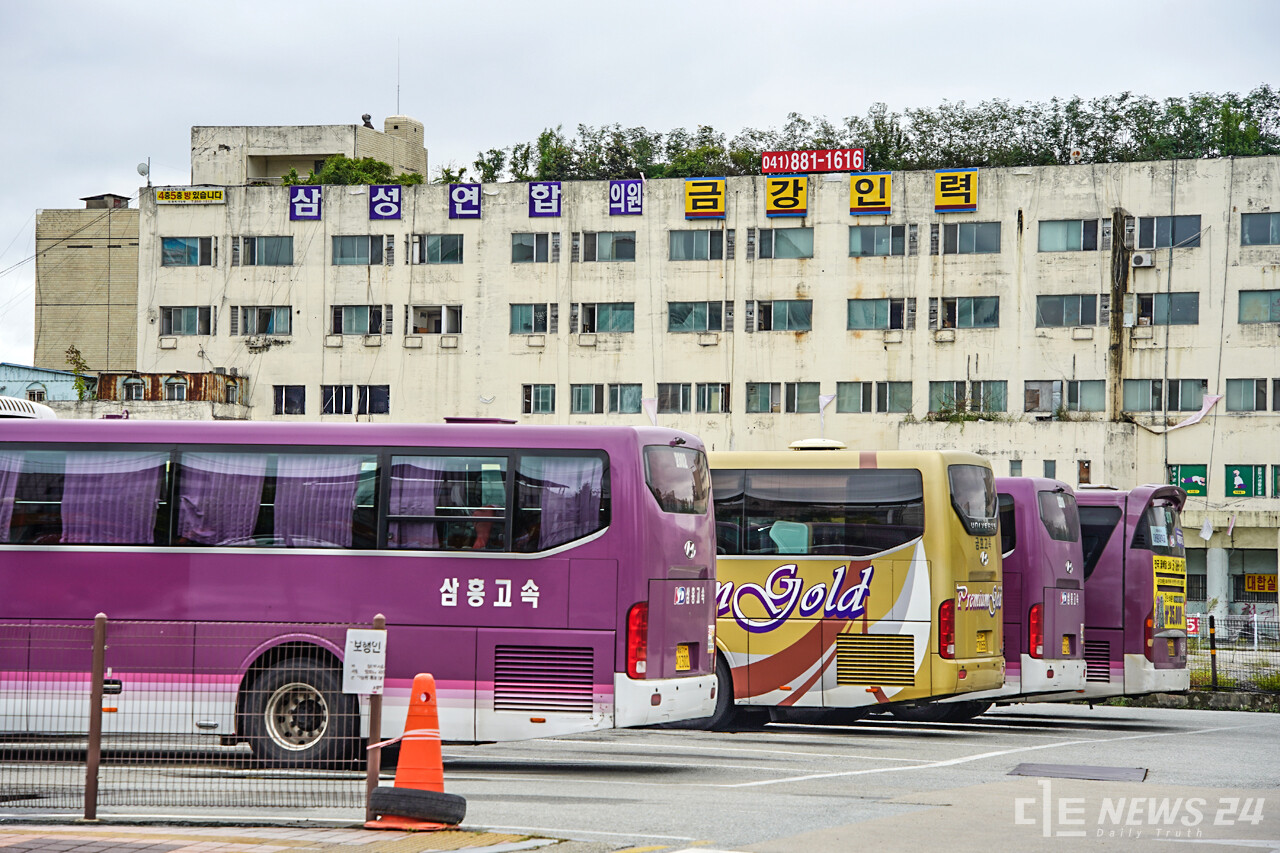 공주시 신관동 옛 시외버스터미널 부지 건너편은 현 시외버스터미널이다. 공주시를 찾는 관광객들은 버스에서 내리면 이 방치된 옛 시외버스터미널 부지를 가장 먼저 보게된다. 이는 도시 이미지에 큰 타격을 받는 요소로 작용될 수 있다. 정은진 기자