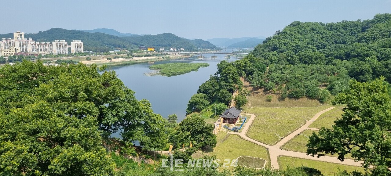 공산성 일대에서 바라본 신관동. 유네스코 문화유산도시 공주시는 곳곳에 포진된 문화유산으로 인해 높은 건물에 대한 인허가를 받기가 쉽지 않다. 이희택 기자. 