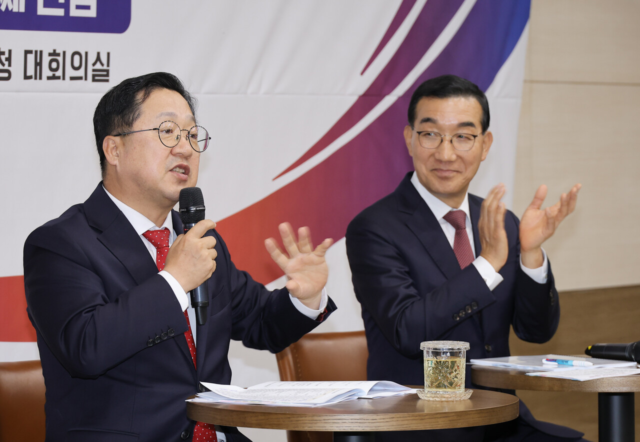 이장우 대전시장이 30일 중구민과의 대화에서 지역 현안 사업 해결을 약속하고 있다. 사진 왼쪽부터 이 시장, 김광신 중구청장. 대전시 제공.
