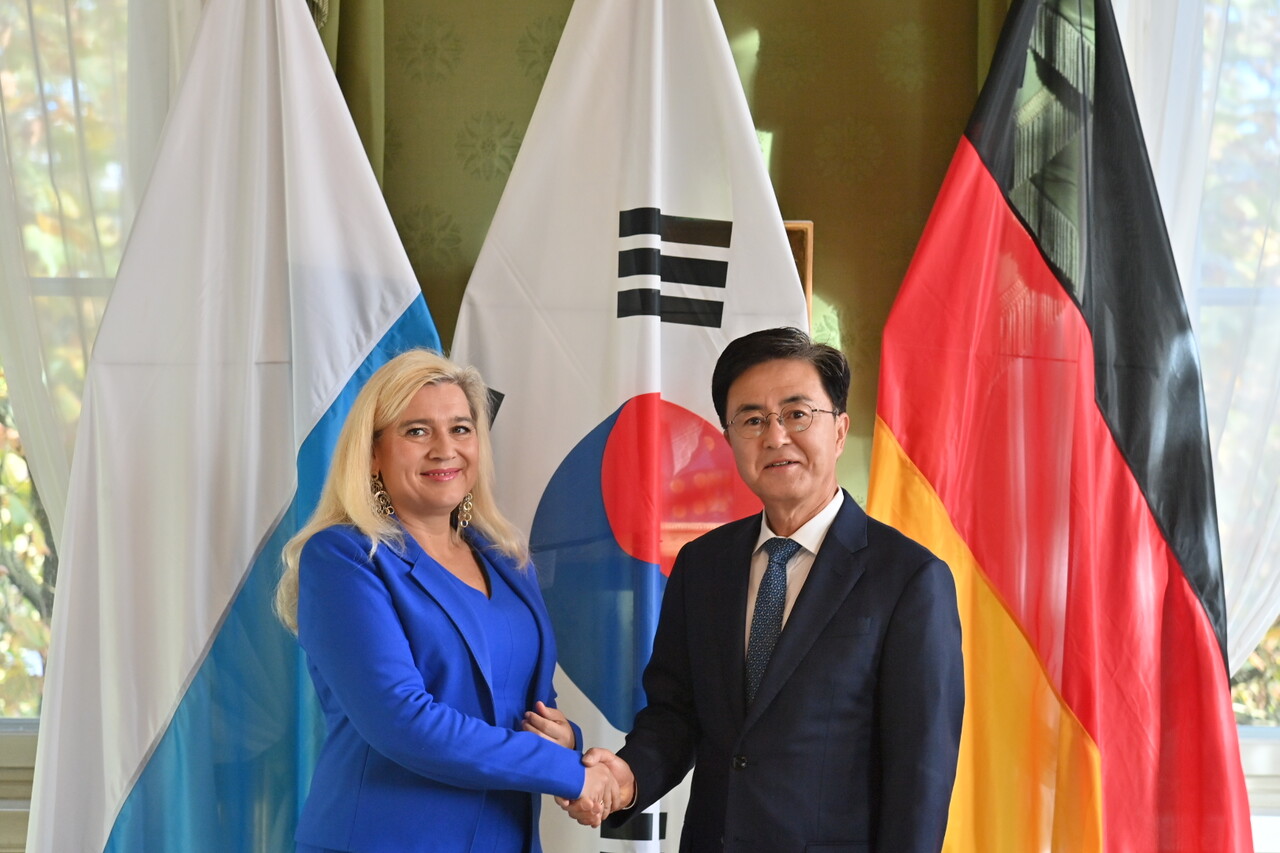 30일 독일 바이에른주 청사에서 김태흠 충남지사가 영접을 나온 멜라니 훔르 장관과 악수하고 있다. 충남도 제공.