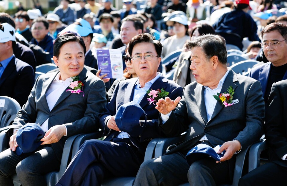 28일 태안군 남면 ‘제8회 항공레저 페스타’에 참석한 원희룡 국토부장관(좌측)에게 건의하는 가세로 태안군수(우측). 가운데 김태흠 충남지사. 태안군 제공.