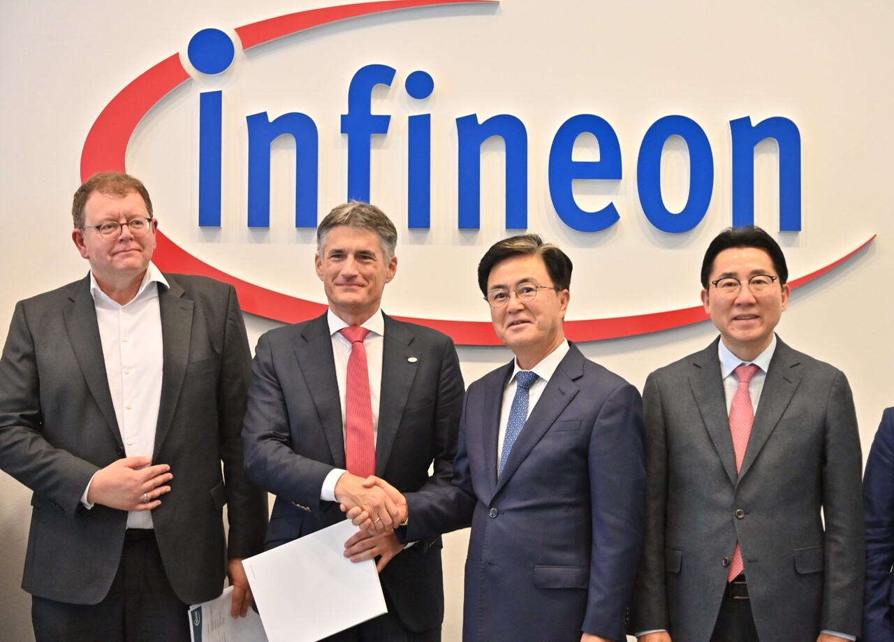 김태흠 충남지사와 박경귀 아산시장이 독일 인피니언사 관계자들과 만나 도내 '아시아 거점' 설치를 제안했다. 충남도 제공.  