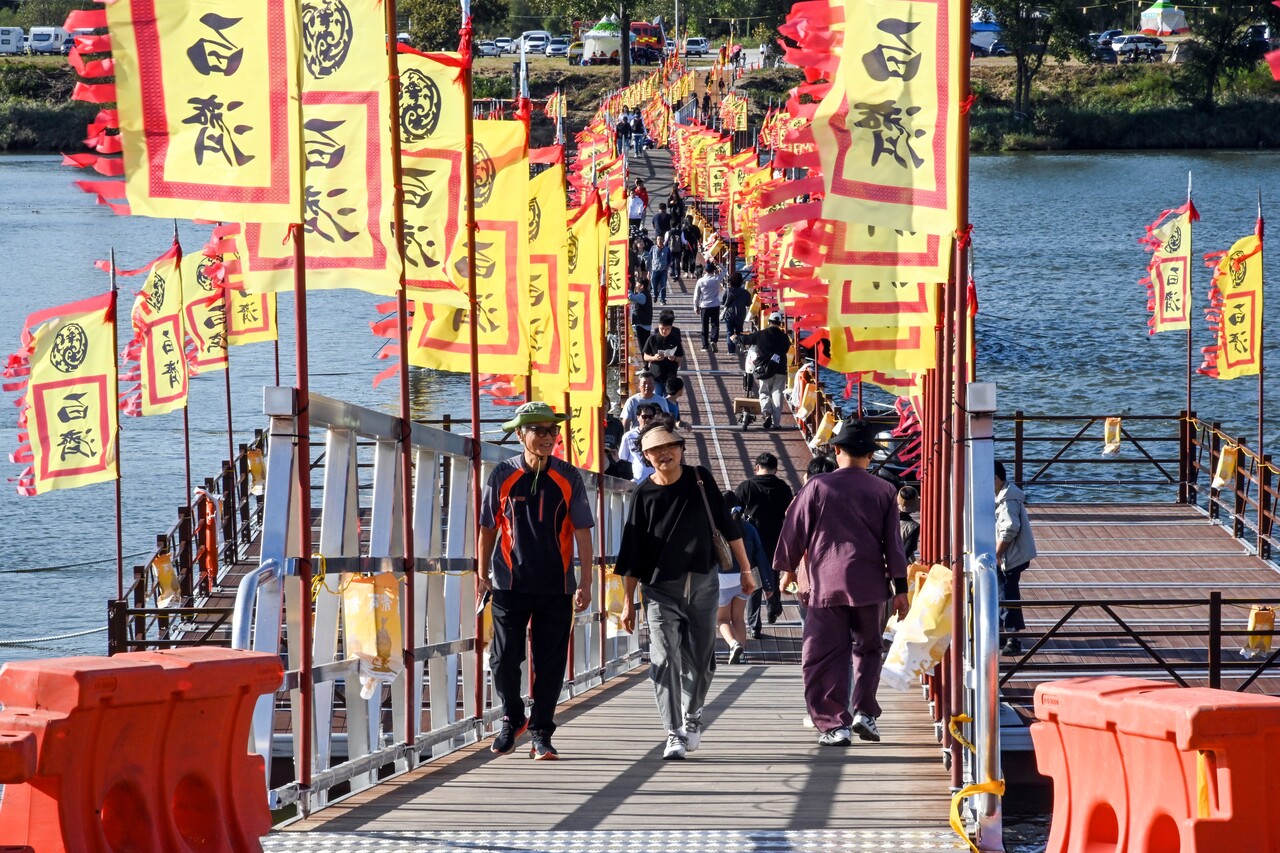백제문화제 기간, 부여군 백마강 일원에 설치된 부교 모습. 군은 올해 13억 원을 들여 새 부교를 구매했다.  설치와 해체에 막대한 예산이 소요돼 예산절감을 위한 방안 마련이 시급해 보인다. 축제를 함께 개최하는 인근 공주시와도 비용편차가 크다. 부여군 제공.
