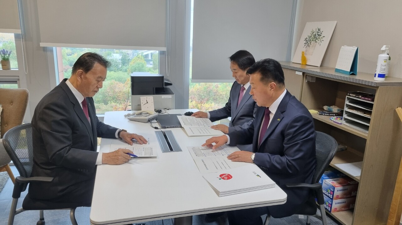 최재구 예산군수가 1일 국회를 찾아 지역구 홍문표 의원을 만나 '국립공주대 예산캠퍼스 의대 신설'과 관련해 협력을 당부했다. 예산군 제공.