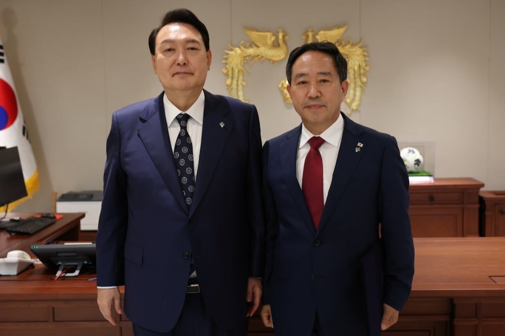 강승규 대통령실 시민사회 수석이 '사전선거운동' 논란에 휩싸였다. 지난달 28일 고향 예산군에서 열린 한 축제장에서 수석직 사퇴와 총선 출마를 공식화 한것으로 알려지면서 비판에 직면했다. 한민수 더불어민주당 대변인은 2일 국회 소통관 기자회견장에서 이를 비판하고 선관위의 조사를 촉구했다. 강 수석 개인 SNS 발췌. 