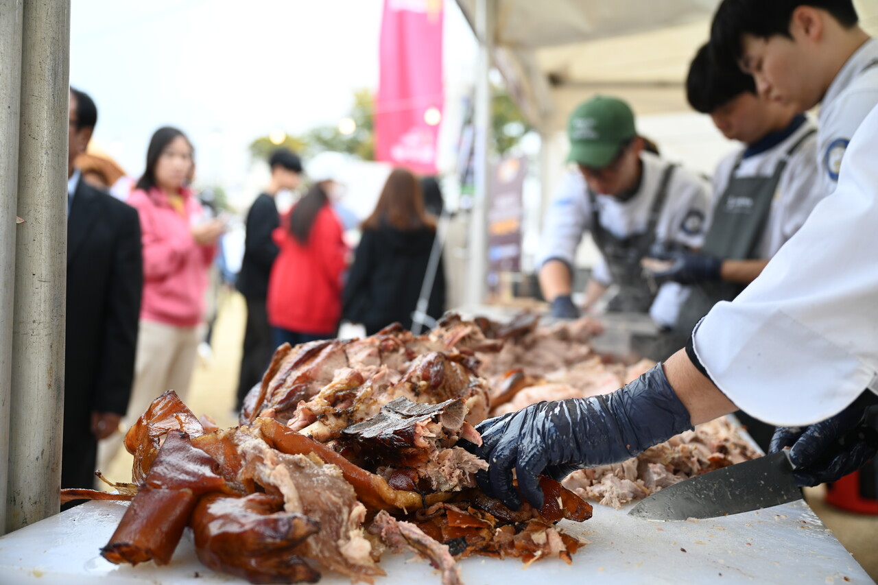 축제장에서 선보인 바베큐. 백종원 대표가 직접 개발한 '아사도 화구'가 쓰였다. 홍성군 제공.