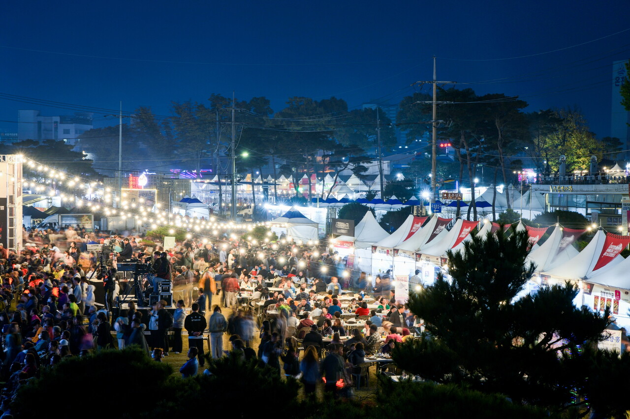 이번 축제는 첫날 10만 명의 관광객 수를 돌파하며 일찌감치 흥행이 예고됐다. 홍성군 제공.