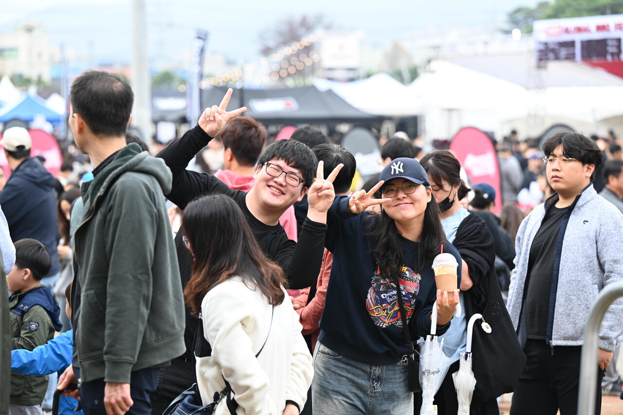 축제장을 찾은 관광객이 카메라 앞에서 밝은 웃음을 보이고 있다. 홍성군 제공.