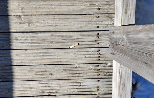 관광객들은 소지품 검사를 통해 라이터를 제한했는데 어찌된 일인지 계단에 담배 꽁초가 버려져 있었다. 중국은 식당에서도 담배를 즐길 수 있는 나라다.