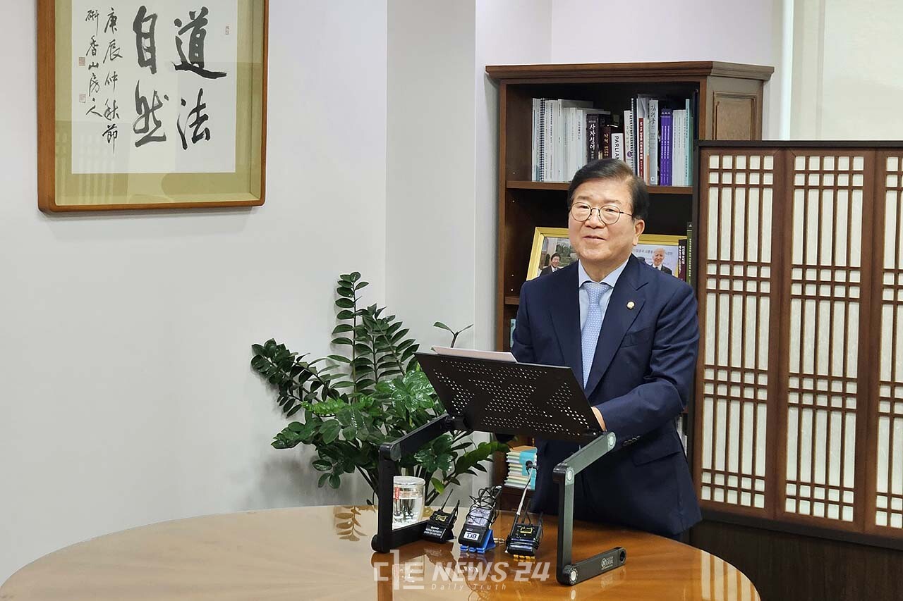 박병석 더불어민주당 의원이 6일 오전 국회 의원회관 의원 사무실에서 특별 기자회견을 열고 내년 총선 불출마를 선언했다. 류재민 기자.