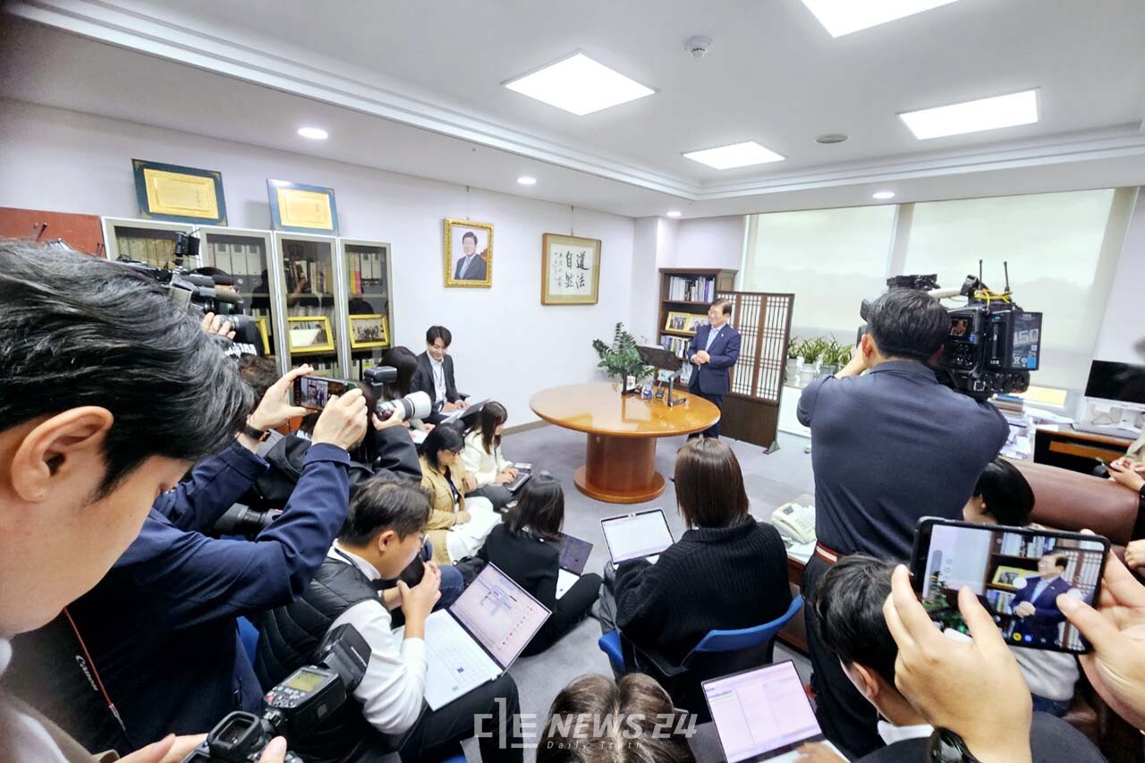 이날 박 의원 불출마 기자회견에는 중앙과 지역 언론 기자들이 열띤 취재 경쟁을 벌였다. 류재민 기자.