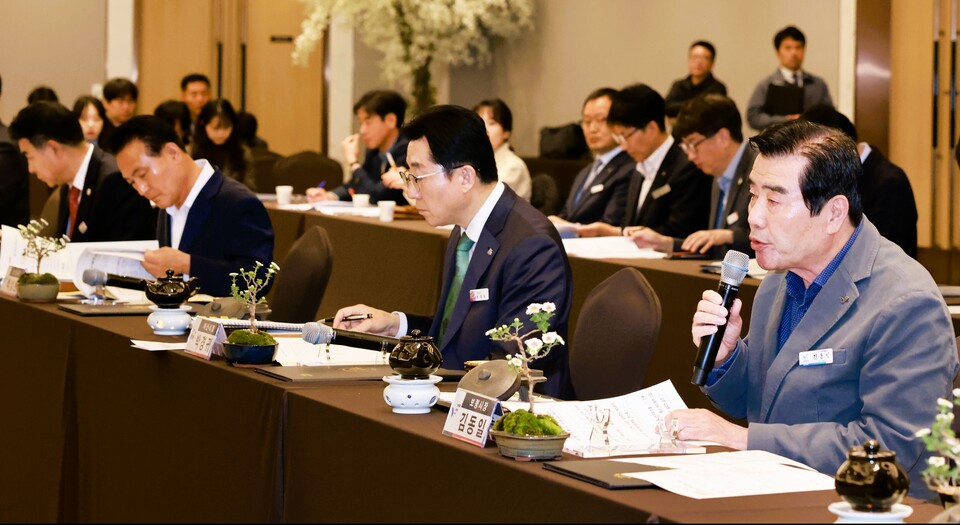 김동일 보령시장(우측)이 7일 부여군 롯데리조트에서 열린 충청남도 충청남도시장군수협의회에서 보령신항이 탄소중립 거점 항만으로 육성될 수 있도록 충남도와 각 시·군의 조력을 건의하고 있다. 보령시 제공.