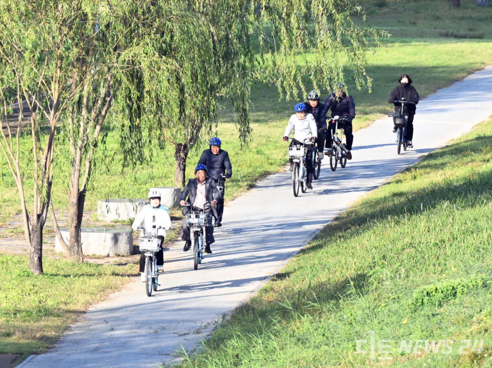 세종시의회가 8일 ‘두 바퀴의 행복, 자전거 타고 출근하기’ 행사를 진행하고 있다. 세종시의회 제공