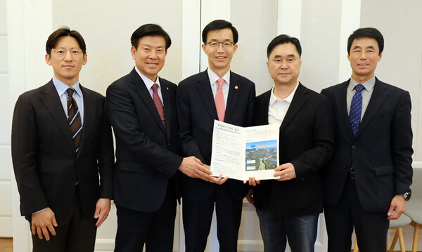 박범인 금산군수(왼쪽 두번째)와 정옥균 박병훈 금산군의원이 김종민 국회의원과 방문규 산업통상자원부 장관을 만나 양수발전소 금산 건설 요청을 건의했다. 금산군의회 제공