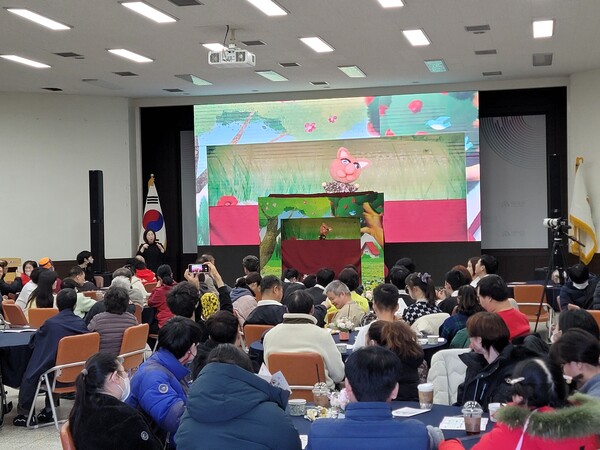 대전 대덕구가 13일 구청 청렴관에서 개최한 ‘장애인 어울림 한마당’에 참석한 장애인복지시설 이용자들이 인형극을 선보이고 있다.
