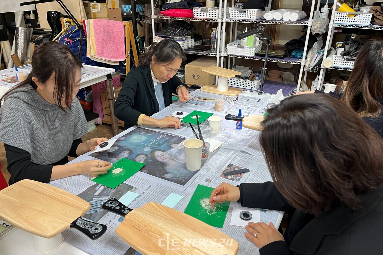 지난 9일 대전 서구의 한 나전칠기 공방에서는 미술교과 저경력 교사를 대상으로 '나전칠기 작품 제작' 실습을 진행했다. 유솔아 기자. 