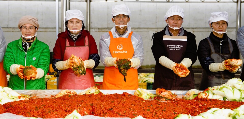 한화토탈에너지스 김장담그기. 가운데 나상섭 대표이사. 한화토탈에너지스 제공.