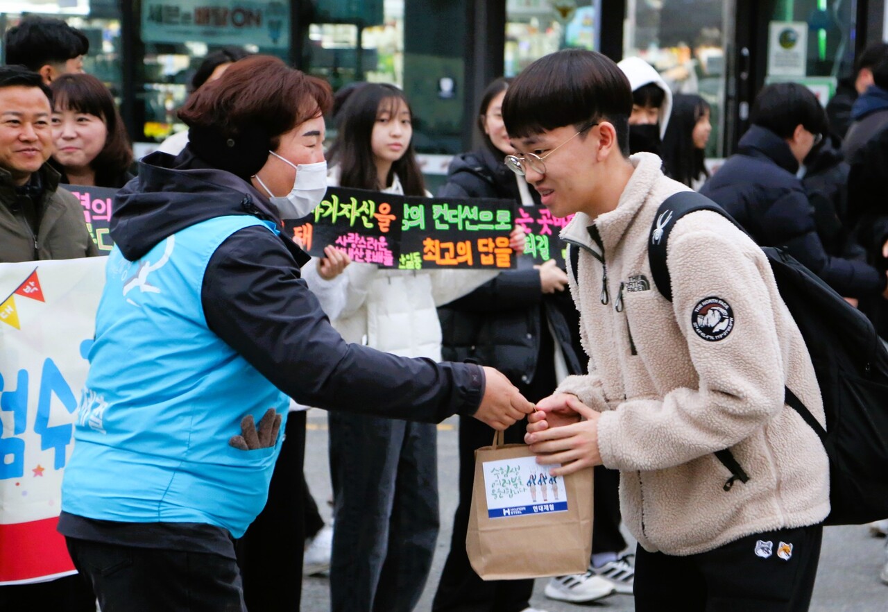 현대제철 당진제철소가 16일 당진지역 수능수험생들을 응원하며 격려물품을 전달했다. 현대제철 제공.