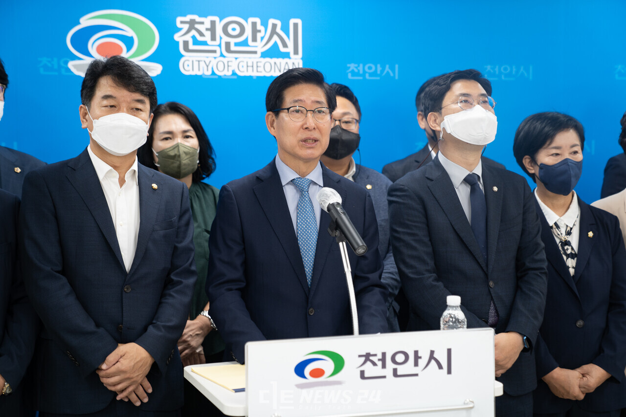 양승조 전 충남지사가 충남 천안을 출마를 기정사실화 했다. 그는 내달 3일 공주대 천안캠퍼스 체육관에서 '위기 속 대한민국, 노블레스 오블리주를 말하다'라는 주제로 출판기념회를 열 예정이다. 자료사진. 