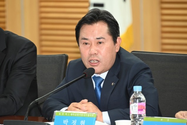 박정현 부여군수가 20일 오전 부여 여성문화회관에서 열린 간부회의에서 윤석열 정부의 '긴축재정' 기조에 작심발언을 쏟아냈다. 정부가 지어야 할 책임을 지자체에 일방적으로 떠넘긴다는 이유에서다. 부여군 제공. 