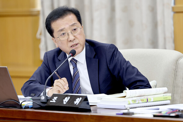 대전시의회 조원휘 의원(더불어민주당, 유성구3)이 22일 열린 행정자치위원회 소관 내년도 예산 심사 에서 조례 규정을 벗어난 예산 편성 행태를 비판했다. 대전시의회 제공.