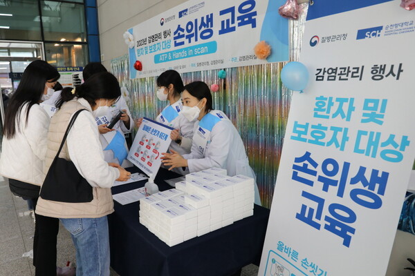 순천향대천안병원 감염관리팀 소속 교직들이 환자 및 보호자를 대상으로 손 위생 교육을 진행하고 있다.