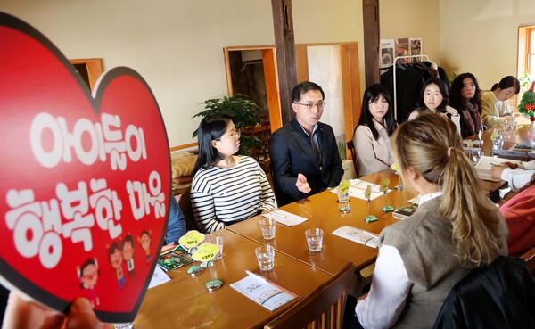 박희조 동구청장이 24일 소제동 한 카페에서 열린 마지막 산책토크에서 영유아 부모들과 이야기를 나누고 있다. 대전 동구 제공