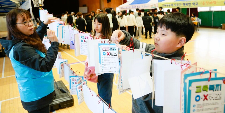 현대제철 당진제철소가 28일 ‘행복키움 교육 ‘공감’ 사업을 마무리했다. 송산초 교육프로그램. 현대제철 제공.