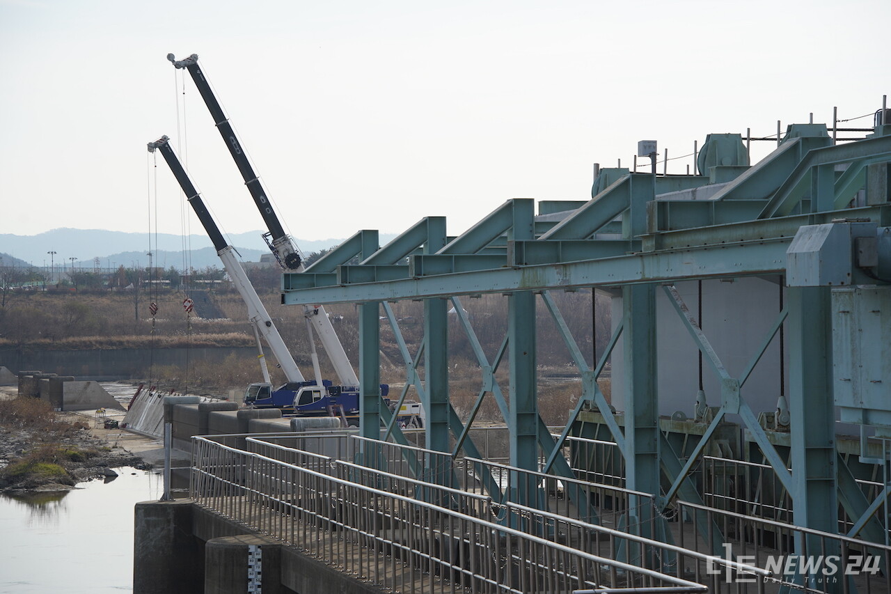 29일 금강 세종보에 운영을 위한 크레인 두개가 들어서 있다. 2023.11.29 정은진 기자