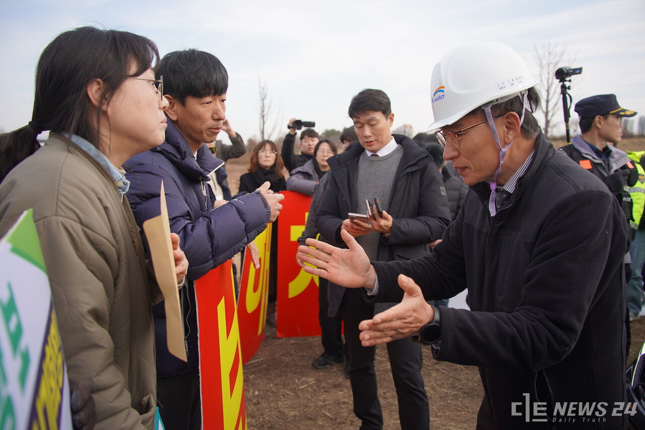29일 오전 11시경 금강 세종보 준설 현장에 진입하려는 한화진 환경부장관 일행을 막아선 환경단체 관계자들과 이들을 설득하는 수자원공사 관계자. 정은진 기자