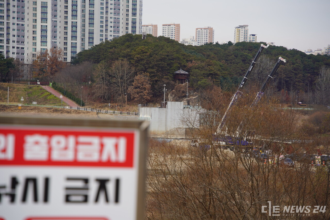 29일 오전 11시경 금강 세종보 점검 현장에 기자들이 진입하지 못해 멀리서 현장을 바라봐야 했다. 정은진 기자