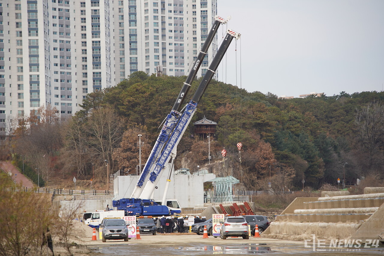 29일 금강 세종보로 들어선 크레인과 관계기관 차량들. 2023.11.29 정은진 기자