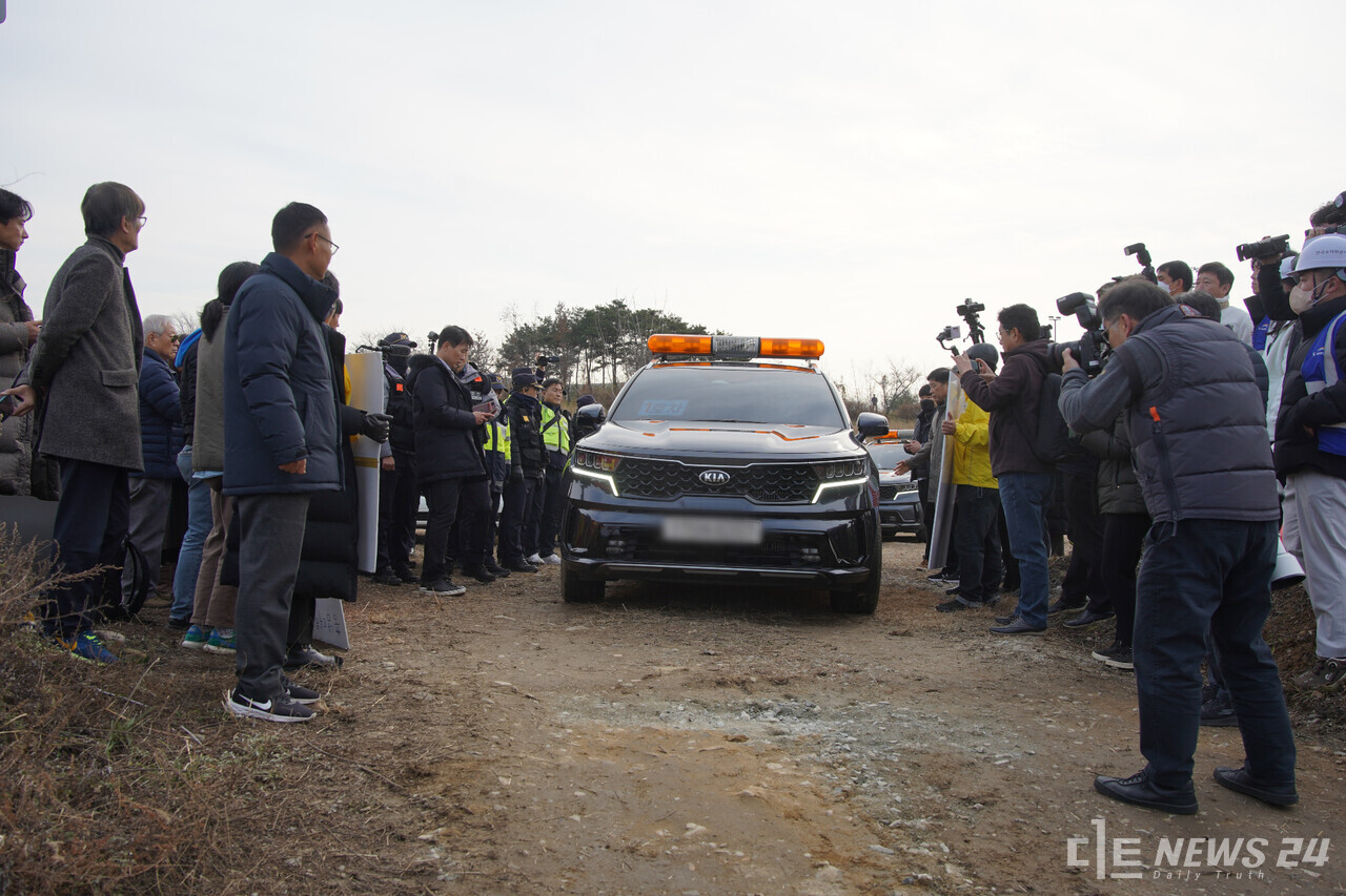 29일 금강 세종보 운영에 따라 환경부 장관을 태운 차량이 세종보로 들어서고 있다. 환경단체와 취재진들이 대거 몰려있다. 2023.11.29 정은진 기자