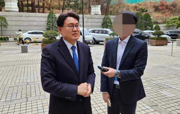 황운하 국회의원(왼쪽)이 법원으로부터 징역 3년의 실형을 선고받고 의원직 상실위기에 처하게 됐다. 사진은 황 의원이 서울중앙지법에서 대화하는 모습. 황 의원실 제공
