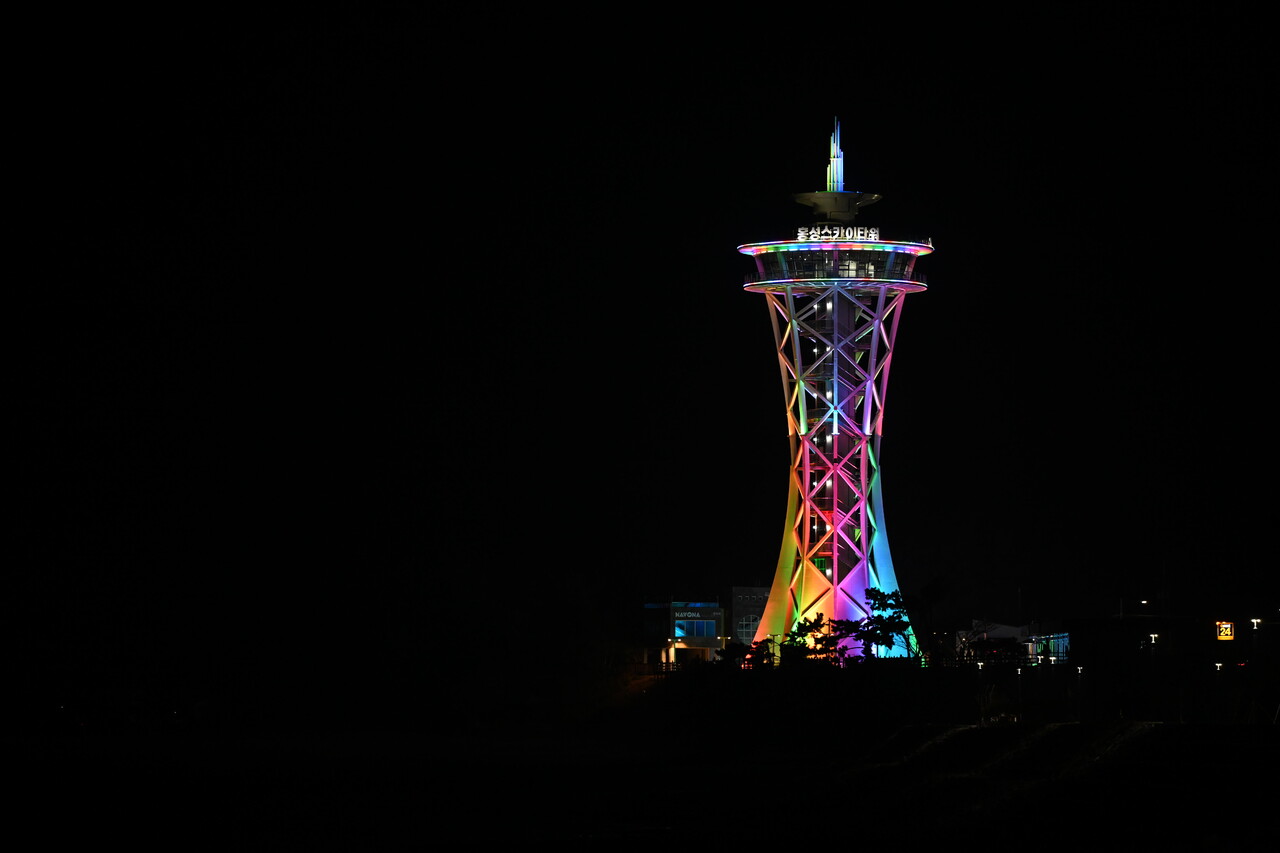 홍성스카이타워에 야관조명이 설치됐다. 내년 2월 정식 개장을 앞두고 관광객들의 발길을 사로잡기 위해 화려함을 더했다. 홍성군 제공.