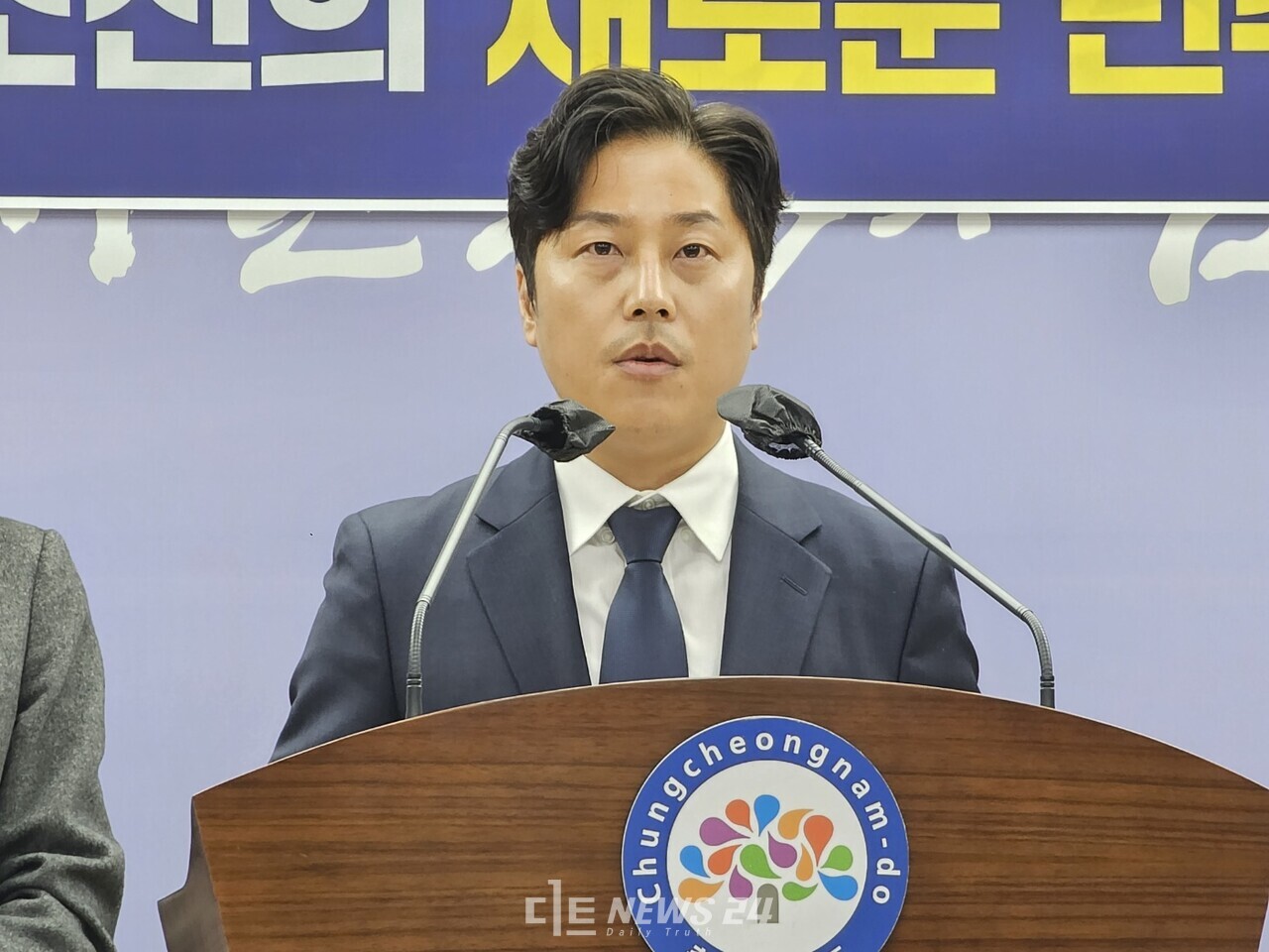 어청식 전 안희정 충남지사 비서가 홍성·예산 총선에 무소속 출마를 공식화했다. 12일 도청 프레스센터에서 기자회견을 열고 노무현 전 대통령과 안 전 지사를 언급하기도 했다. 김다소미 기자.