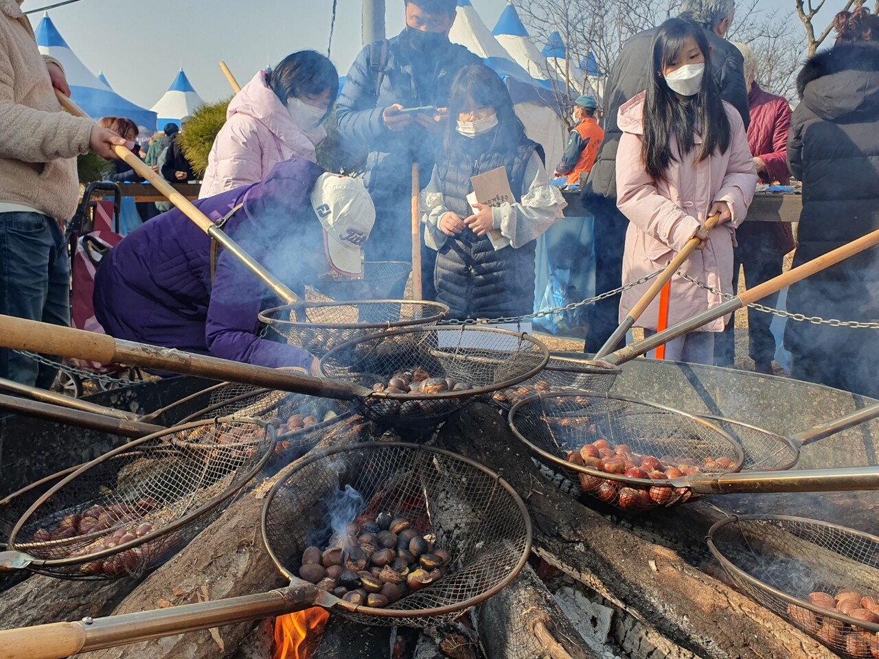 지난해 공주시 아트센터 고마에서 열린 겨울 공주 군밤축제 현장 모습. 김다소미 기자. 