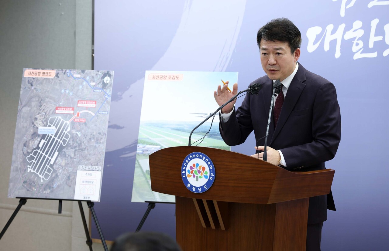 홍순광 충남도 건설교통국장이 13일 오전 도청 프레스센터에서 브리핑을 열고 '서산공항 2028년 개항' 계획을 발표했다. 도는 비예타 방식으로 우회하는 방식으로 민간공항 사업을 재개한다는 계획이다. 충남도 제공.