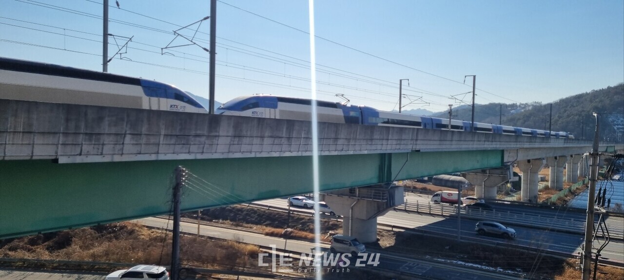 금남면 발산리 주변 KTX 세종역 예정지 전경. 선로 위를 KTX가 지나고 있다. 자료사진. 