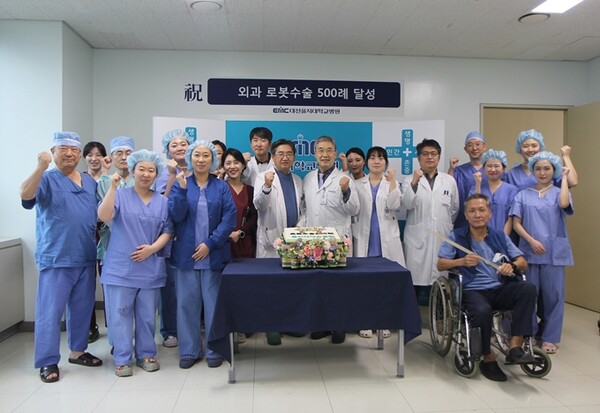 대전을지대병원 외과 로봇수술센터 의료진들이 500례 달성 세리모니에서 사진촬영을 하고 있다.