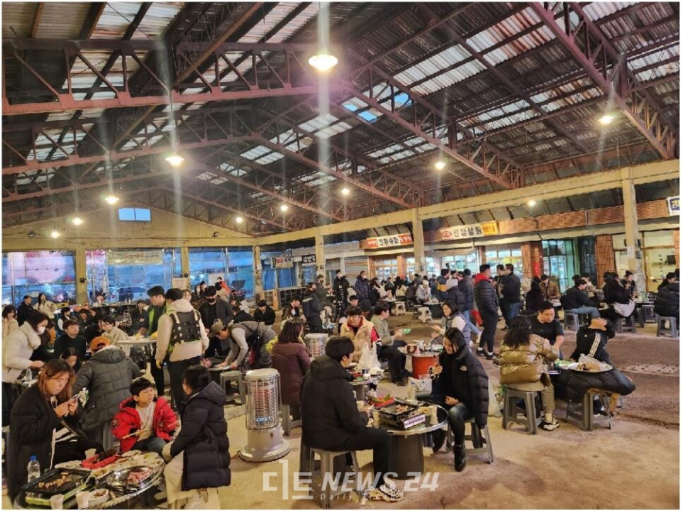 예산군의 핫플레이스로 자리 잡은 예산 상설시장. 이는 수덕사와 예당호 관광 파급효과로도 이어지고 있다. 재단 제공. 