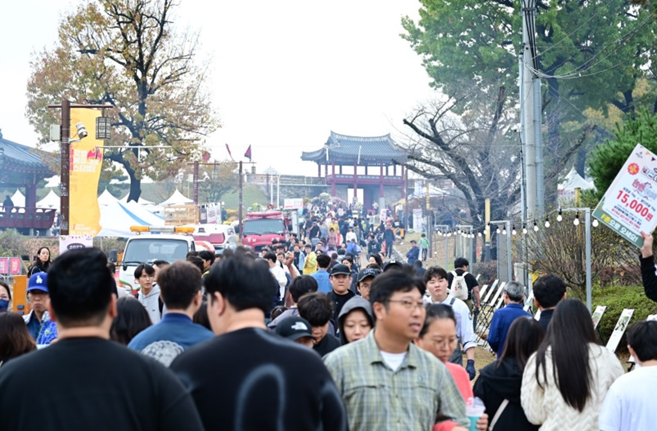 지난 11월 홍성군과 백종원 더본코리아 대표가 합심해 개최한 '2023 글로벌 바베큐 페스티벌'. 이 기간 홍주성 축제장 일대에는 30만 명의 관광객이 방문한 것으로 집계됐다. 홍성군 제공.