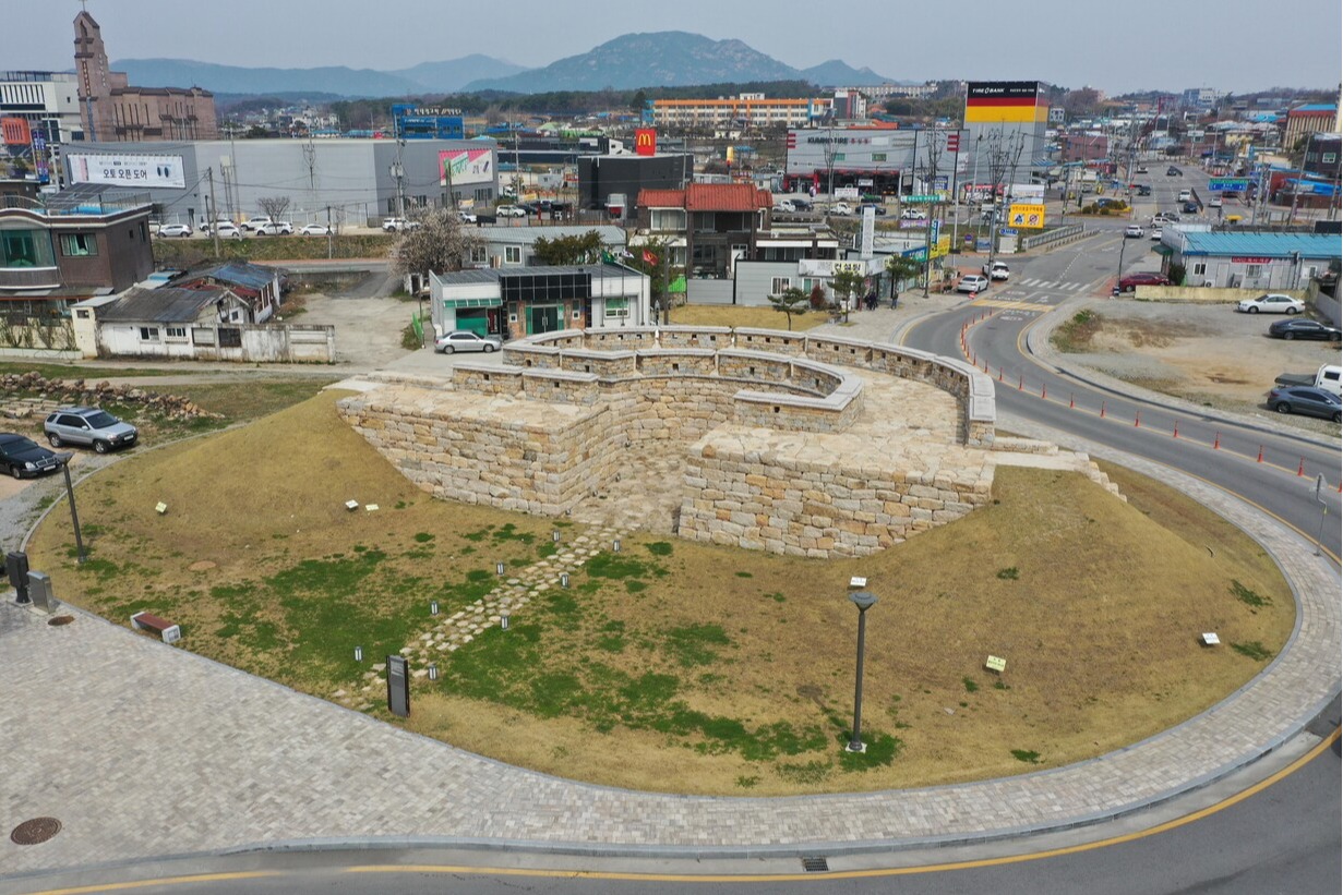 '홍주읍성 북문 문루' 전경. 군은 현재 복원공사를 진행하고 있으며 지난 집중호우 때 멸실됐던 성벽도 본격적인 복원을 앞두고 있다.  자료사진. 